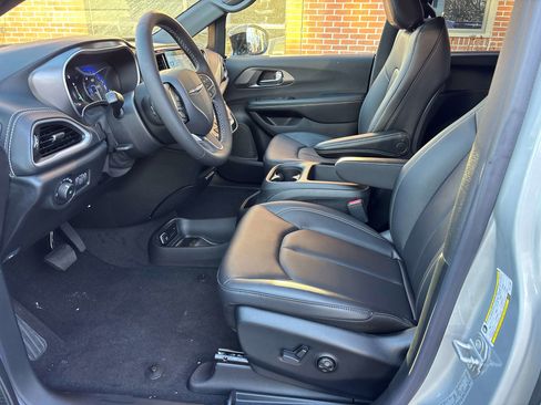 New 2026 Chrysler Pacifica Select image 2