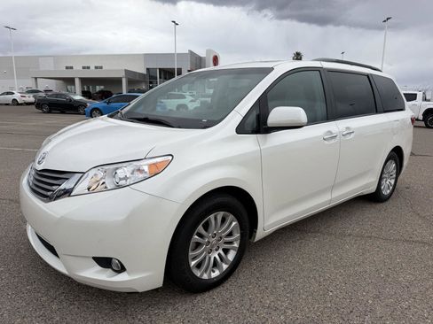 Used 2017 Toyota Sienna XLE w/ XLE Navigation Package FWD image 1