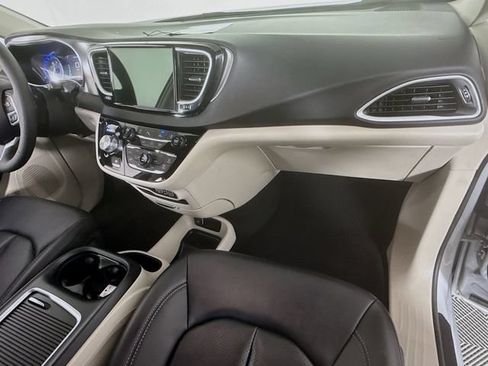 Used 2024 Chrysler Pacifica Touring-L FWD image 26