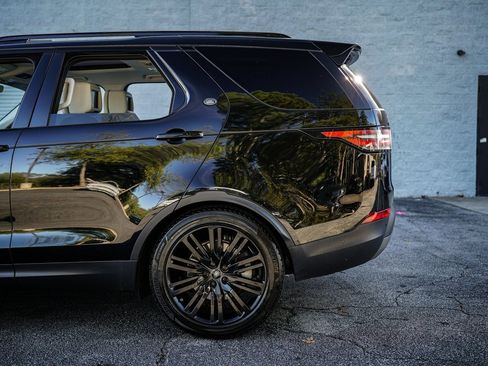 Used 2019 Land Rover Discovery HSE image 11