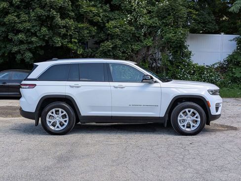 Used 2023 Jeep Grand Cherokee Limited w/ Luxury Tech Group II AWD/4WD image 2