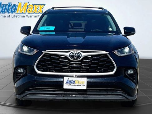 Used 2021 Toyota Highlander XLE AWD/4WD image 2