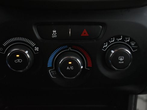 Used 2018 Jeep Cherokee Latitude w/ Altitude Package image 25