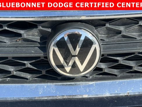 Used 2022 Volkswagen Taos SE w/ Panoramic Sunroof Package FWD image 5
