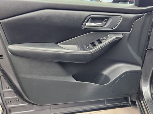 Used 2025 Nissan Rogue SV image 8