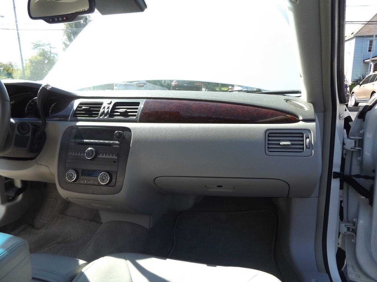 Used 2011 Buick Lucerne CXL FWD image 25