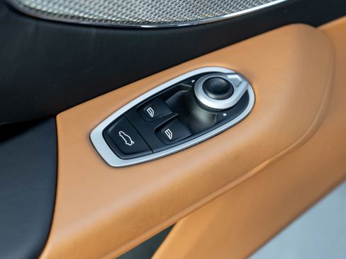 Used 2025 Aston Martin V8 Vantage Coupe image 14