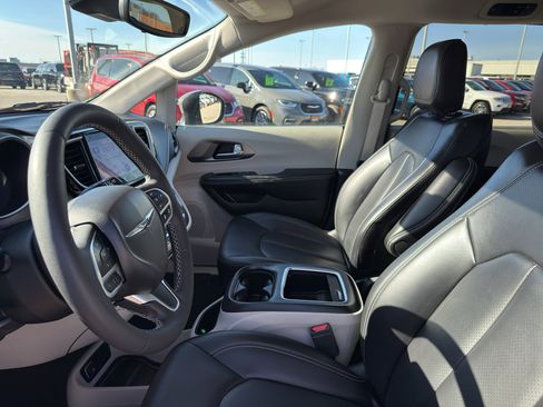 Used 2023 Chrysler Pacifica Touring-L image 25
