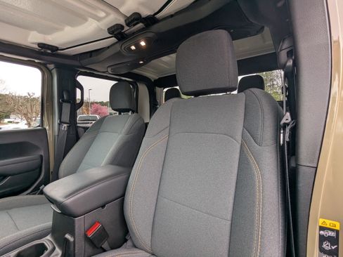 Certified 2025 Jeep Gladiator Sport image 9