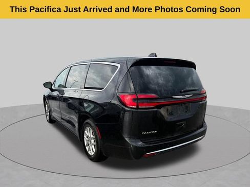 Used 2024 Chrysler Pacifica Touring-L FWD image 3