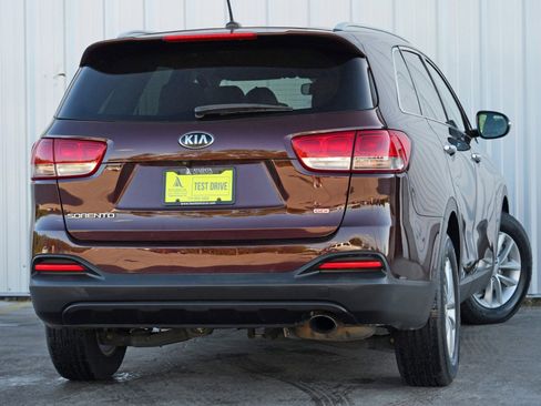 Used 2017 Kia Sorento LX image 4