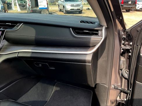 Used 2023 Jeep Grand Cherokee L Limited image 17