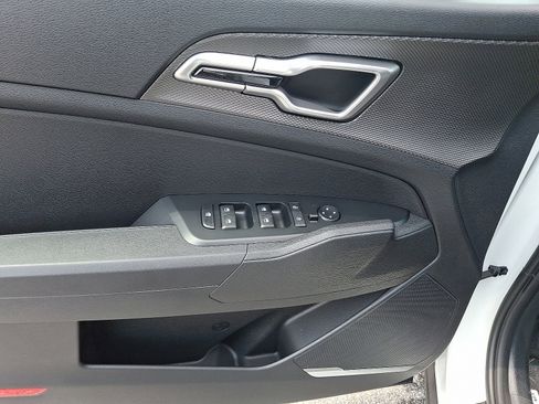 New 2025 Kia Sportage LX image 8