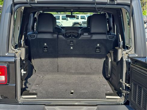 Used 2018 Jeep Wrangler Unlimited Sahara AWD/4WD image 12