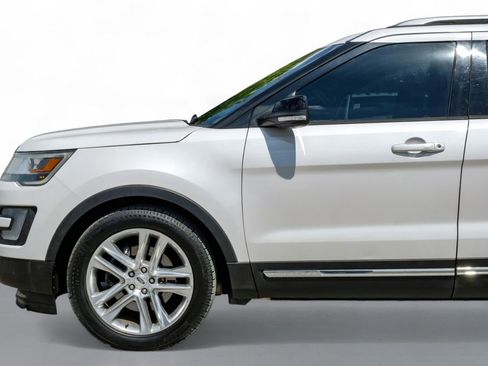 Used 2017 Ford Explorer XLT w/ Equipment Group 202A image 10