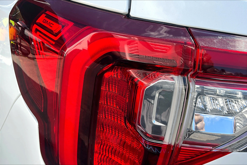 Used 2022 GMC Acadia SLT w/ Technology Package FWD image 22