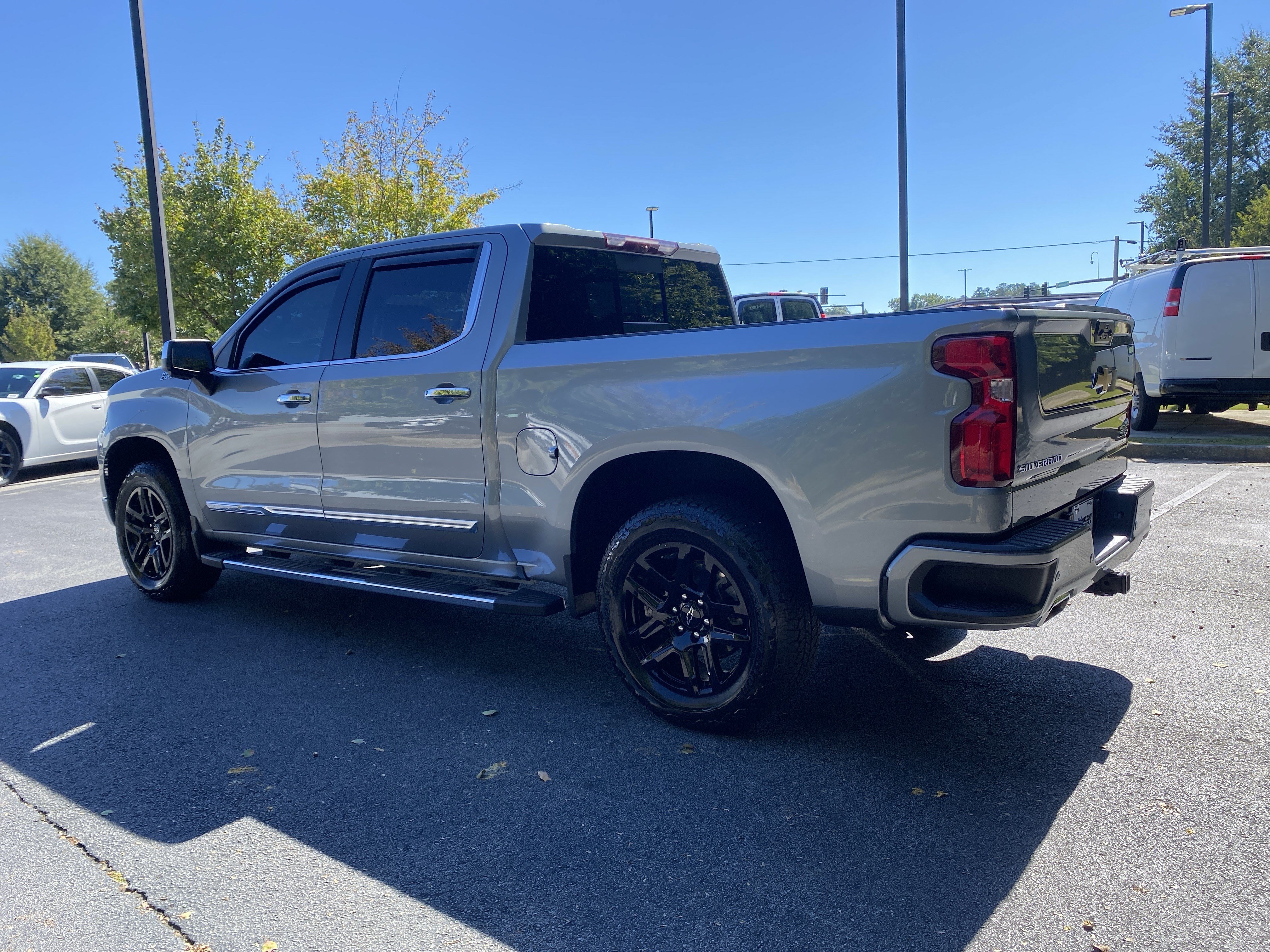 Used 2023 Chevrolet Silverado 1500 High Country w/ High Country Premium Package AWD/4WD image 7