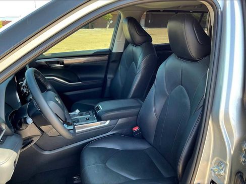 Used 2021 Toyota Highlander Limited image 11