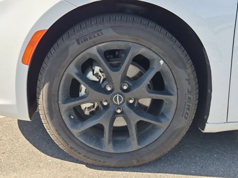 Used 2025 Chrysler Pacifica Limited FWD image 10