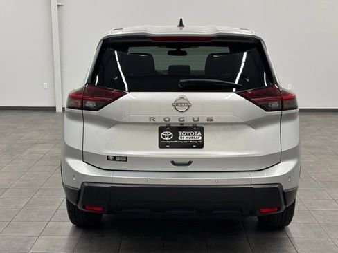 Used 2024 Nissan Rogue S FWD image 3
