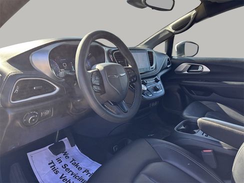 Used 2023 Chrysler Pacifica Touring-L w/ S Appearance Package image 11