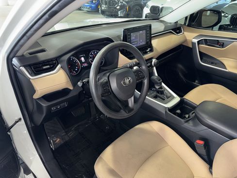 Used 2019 Toyota RAV4 LE FWD image 21