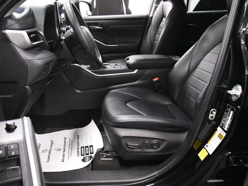 Used 2023 Toyota Highlander XLE AWD/4WD image 9