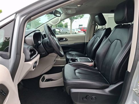 Used 2024 Chrysler Pacifica Touring-L FWD image 16