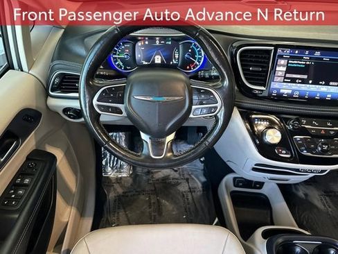 Used 2021 Chrysler Pacifica Touring-L FWD image 19