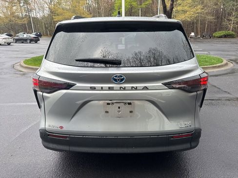 Used 2023 Toyota Sienna XLE image 18