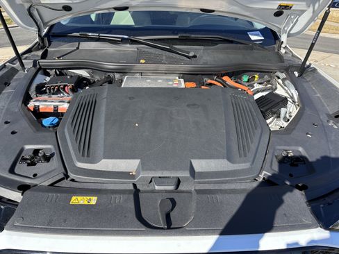 Used 2021 Audi e-tron Premium Plus image 32