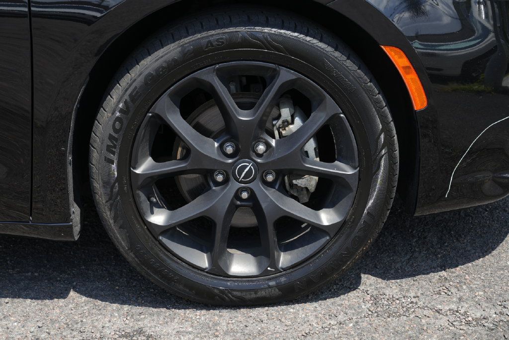 Used 2025 Chrysler Pacifica Limited FWD image 12