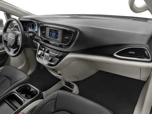 Used 2017 Chrysler Pacifica Touring-L FWD image 10