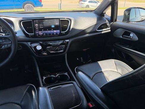 Used 2025 Chrysler Pacifica Limited FWD image 34