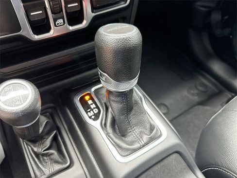 Used 2023 Jeep Gladiator Sport image 17