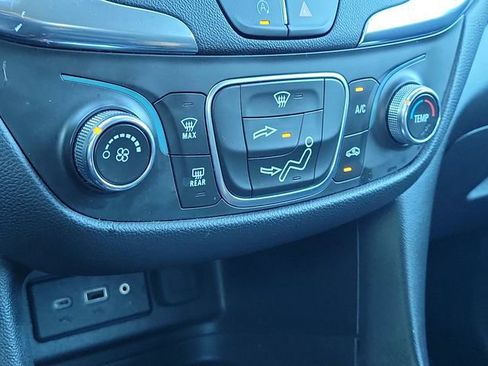 Used 2023 Chevrolet Equinox LT image 30