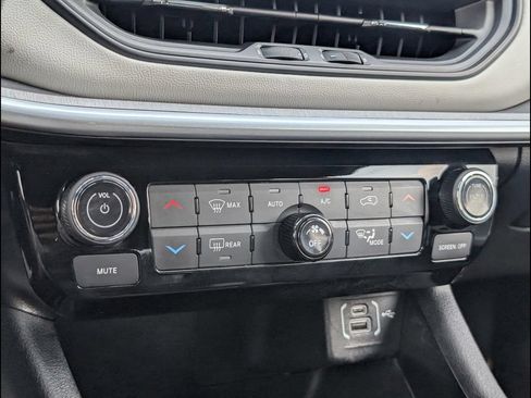 Used 2025 Jeep Compass Limited AWD/4WD image 16