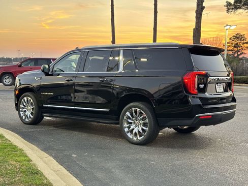 Used 2022 GMC Yukon XL SLT w/ SLT Premium Package image 8