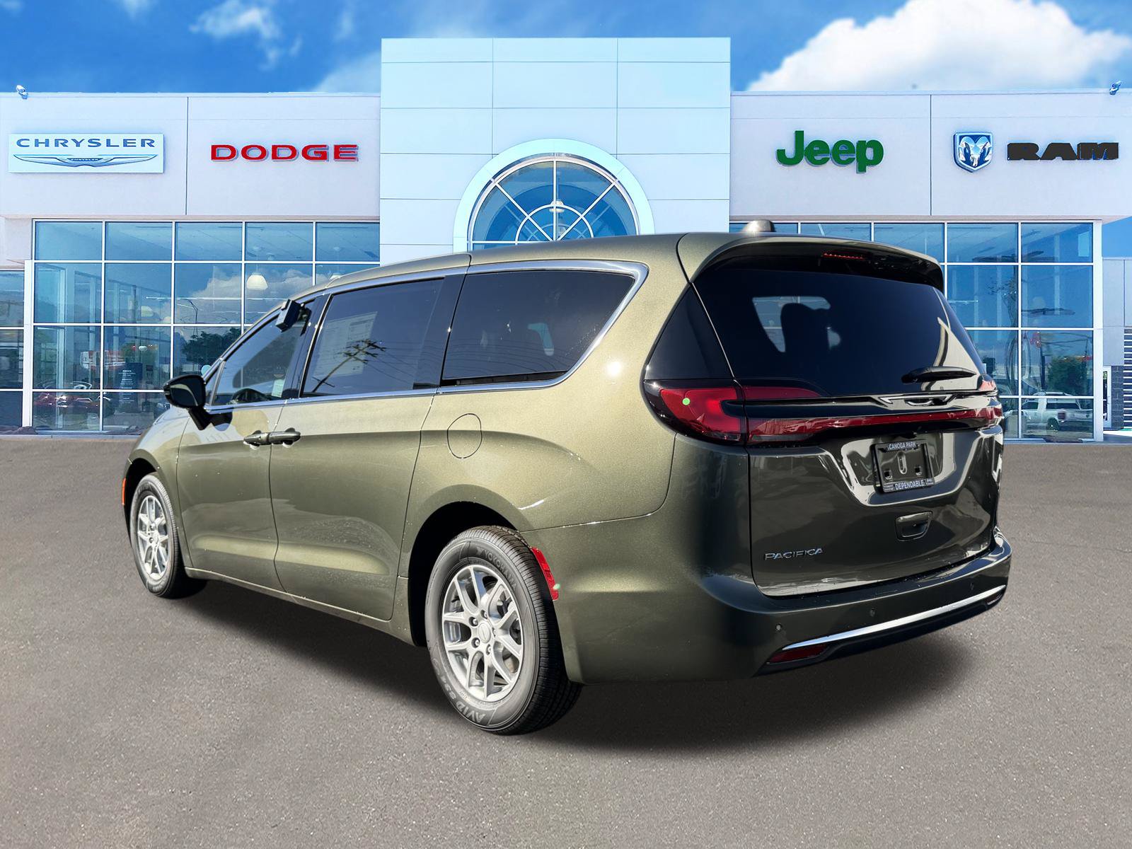 New 2027 Chrysler Pacifica Select FWD image 7