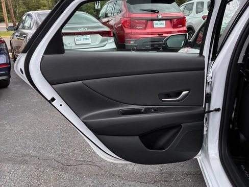 Used 2025 Hyundai Elantra Limited FWD image 24