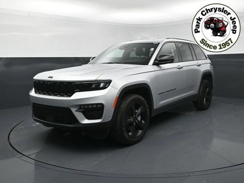 Used 2024 Jeep Grand Cherokee Limited w/ Luxury Tech Group II AWD/4WD image 2