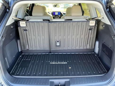 New 2025 Toyota Highlander Limited image 7