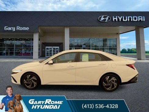 Used 2024 Hyundai Elantra SEL w/ Convenience Package FWD image 5