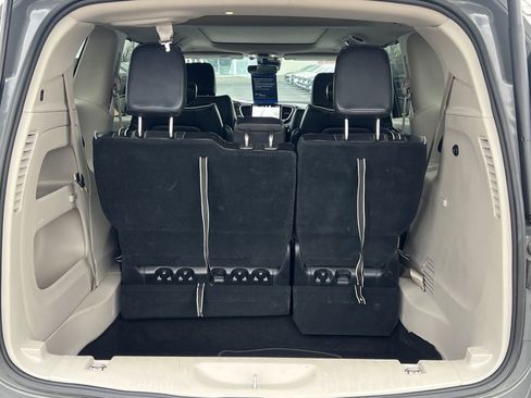 Used 2023 Chrysler Pacifica Limited image 25