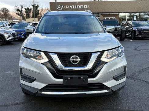 Used 2019 Nissan Rogue SV image 2