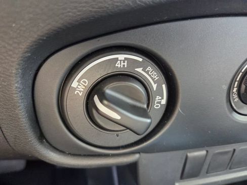 Used 2022 Nissan Frontier SV AWD/4WD image 24