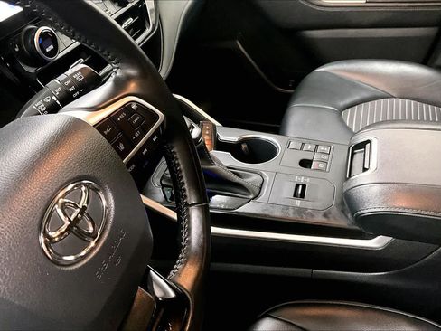 Used 2023 Toyota Highlander XSE image 16