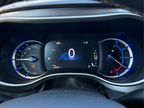 Used 2024 Chrysler Pacifica Limited FWD image 22