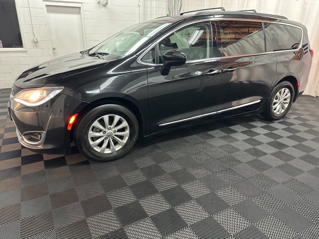 Used 2017 Chrysler Pacifica Touring-L FWD image 3