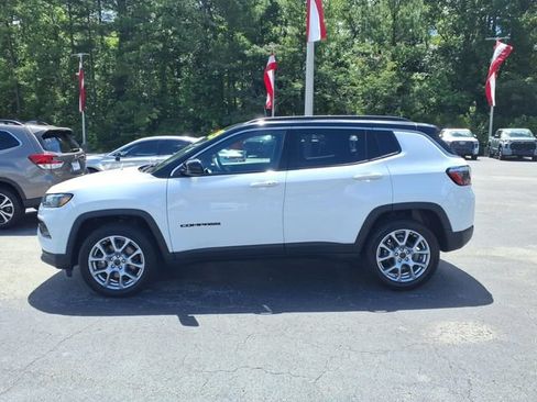 Used 2025 Jeep Compass Limited AWD/4WD image 3